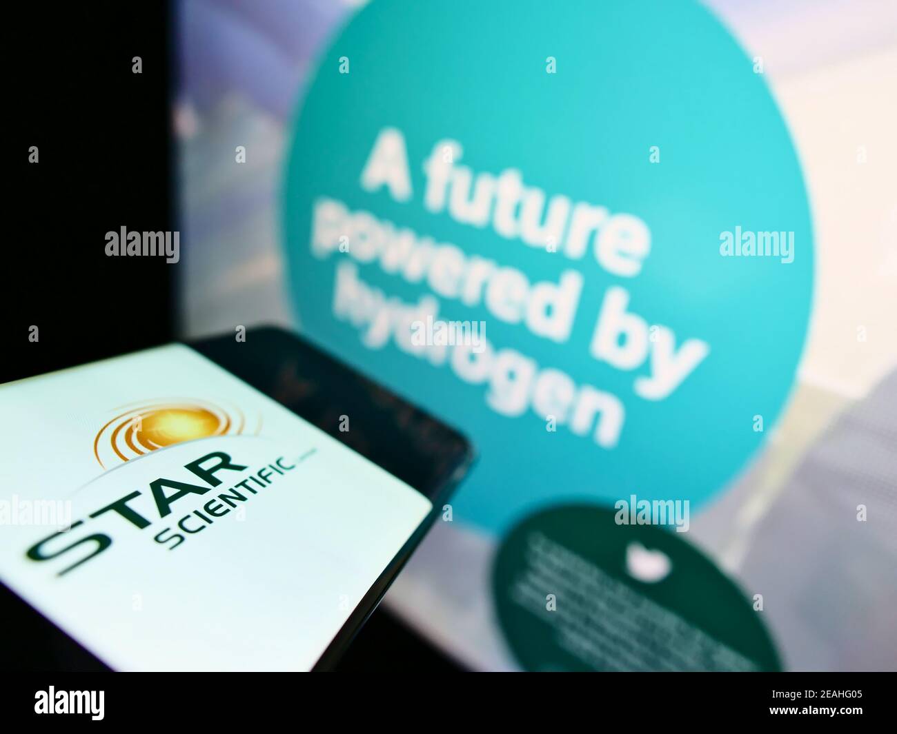 Smartphone mit Business-Logo der australischen Wasserstoffgesellschaft Star Scientific Limited auf dem Bildschirm vor der Website. Fokus auf der Mitte des Telefondisplays. Stockfoto