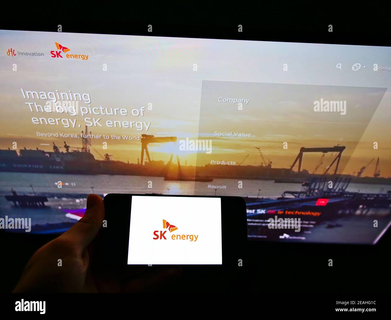 Person hält Smartphone mit Business-Logo der südkoreanischen Ölgesellschaft SK Energy auf dem Bildschirm vor der Website. Konzentrieren Sie sich auf die Telefonanzeige. Stockfoto