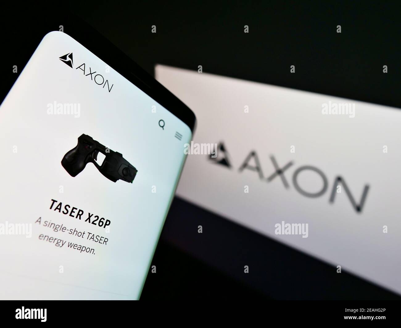 Handy mit Produkt-Website des amerikanischen Waffenproduzenten Axon Enterprise auf dem Bildschirm mit Business-Logo. Konzentrieren Sie sich auf die obere linke Seite des Handydisplays. Stockfoto