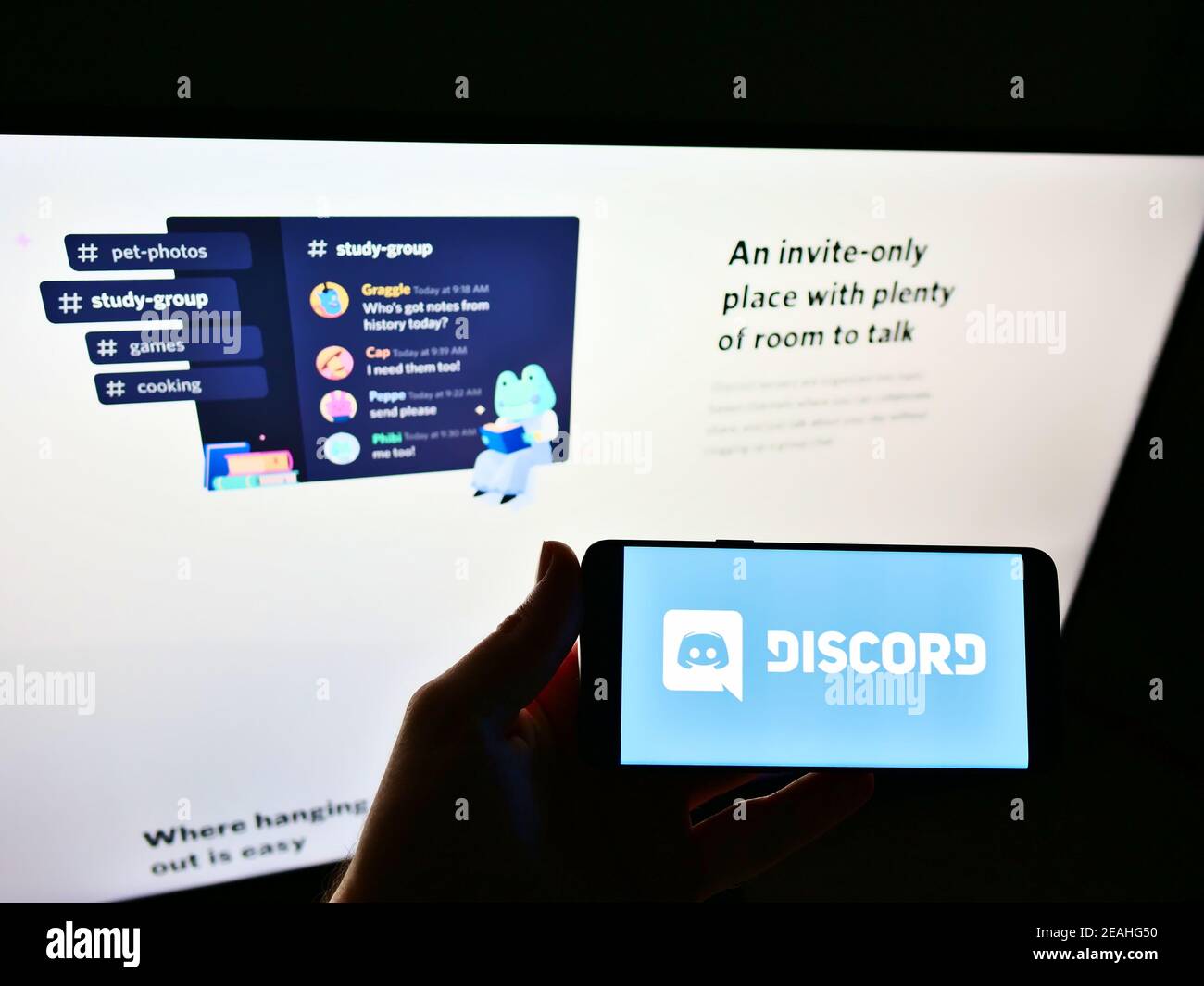 High-Angle-Ansicht der Person hält Smartphone mit Logo der US-Kommunikationsplattform Discord Inc. Auf dem Bildschirm mit Website. Fokus auf Handy-Display. Stockfoto