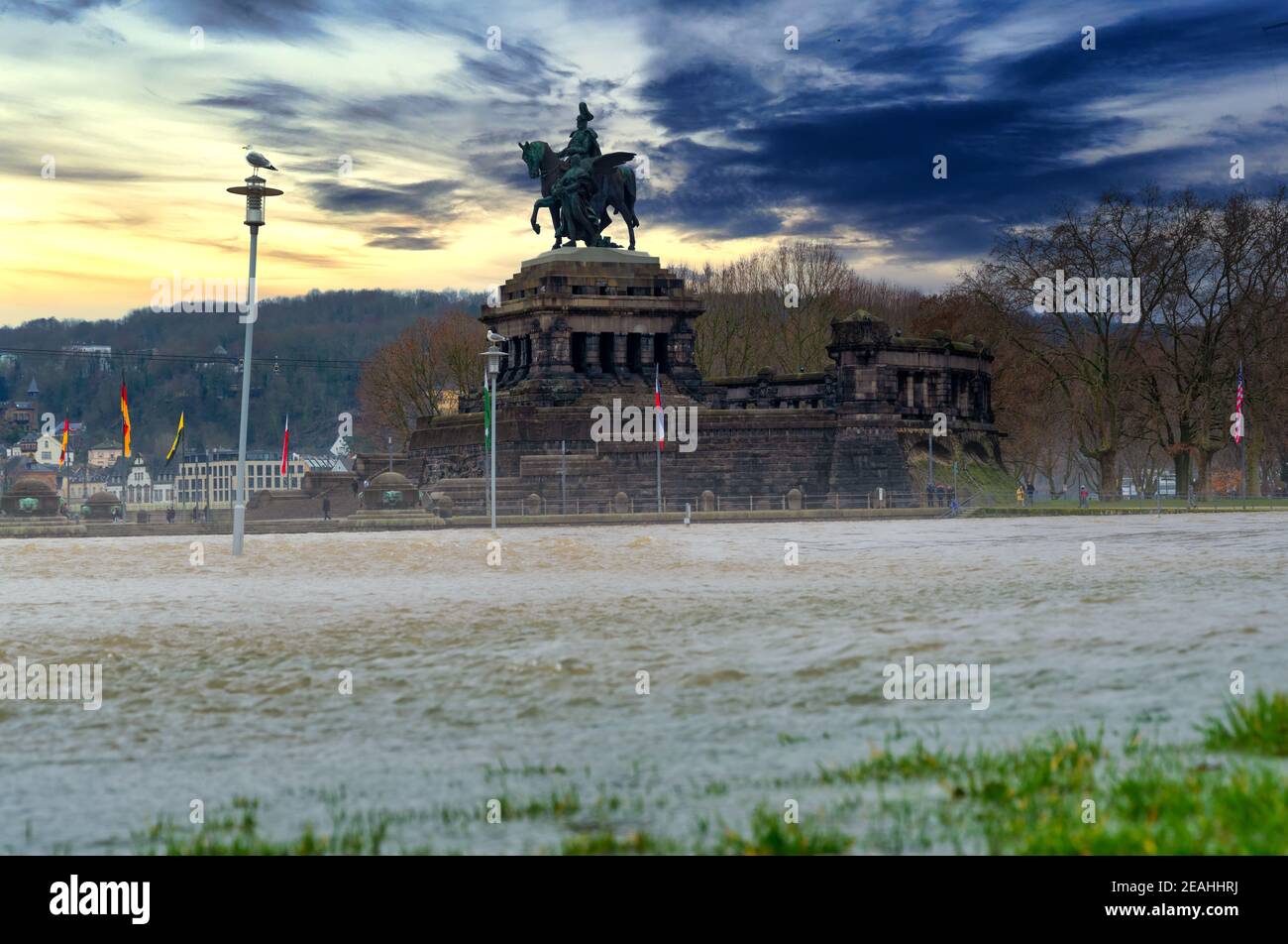 Hochwasser nach Starkregen in Koblenz, Deutsches Eck. Koblenz ist eine deutsche Stadt am Ufer des Rheins und der Mosel, einem Mehrnationenzufluss Stockfoto
