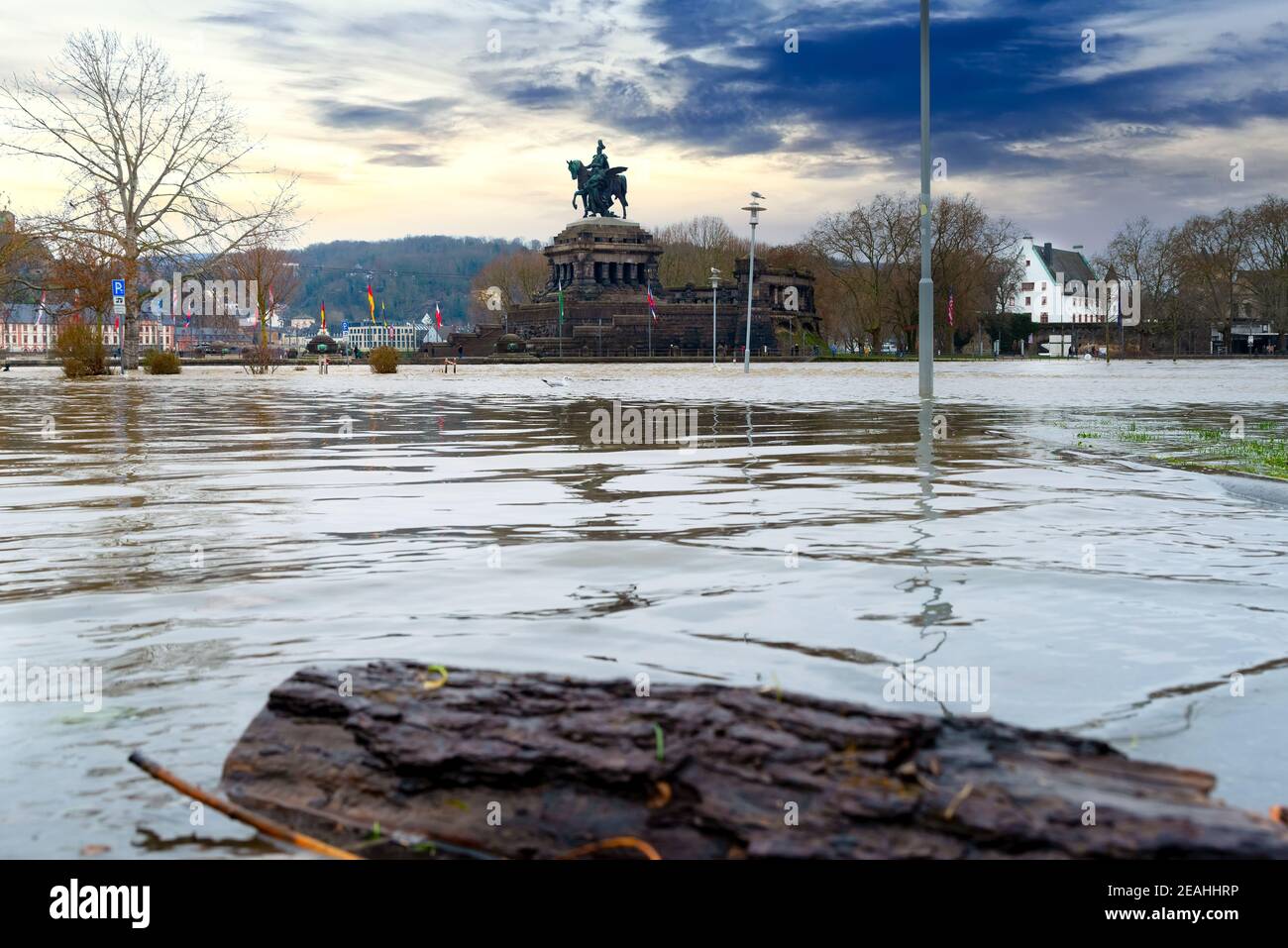 Hochwasser nach Starkregen in Koblenz, Deutsches Eck. Koblenz ist eine deutsche Stadt am Ufer des Rheins und der Mosel, einem Mehrnationenzufluss Stockfoto
