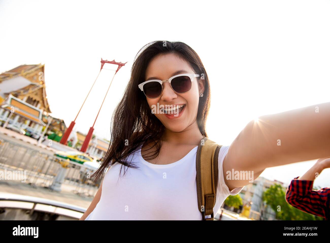 Asiatische Tourist Frau, die Selfie während der Reise in Bangkok Thailand Mit Riesenschaukel und buddhistischem Tempel im Hintergrund Stockfoto