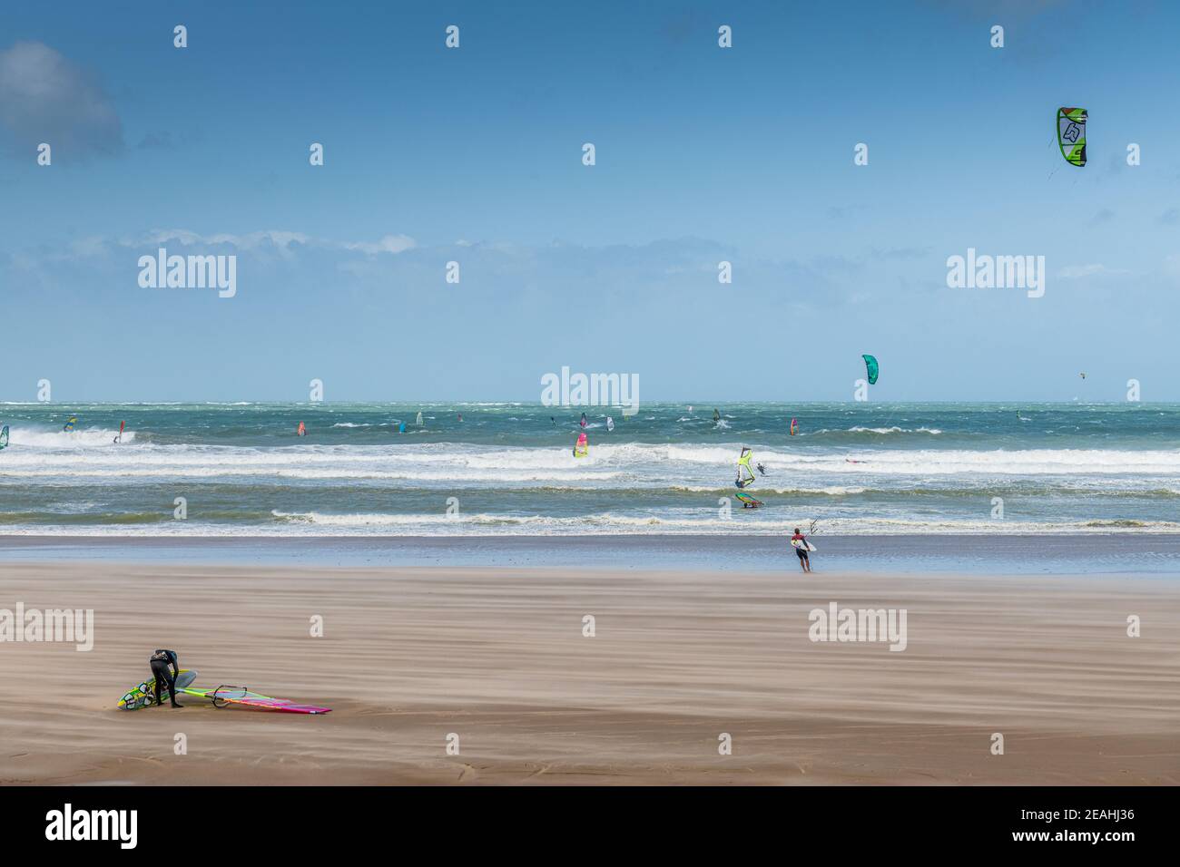 Windsurfeurs et Kitesurfeurs sur la Plage de Wissant, Frankreich, hauts de France Stockfoto