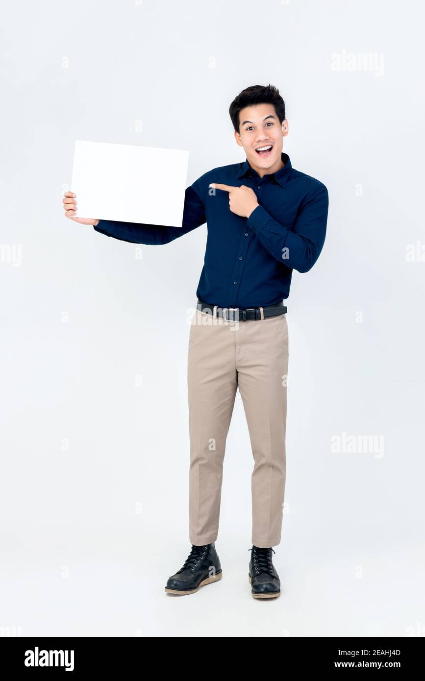 Schöner lächelnder asiatischer Mann poiting Hand zu leerem Papier isoliert Auf weißem Hintergrund Stockfoto
