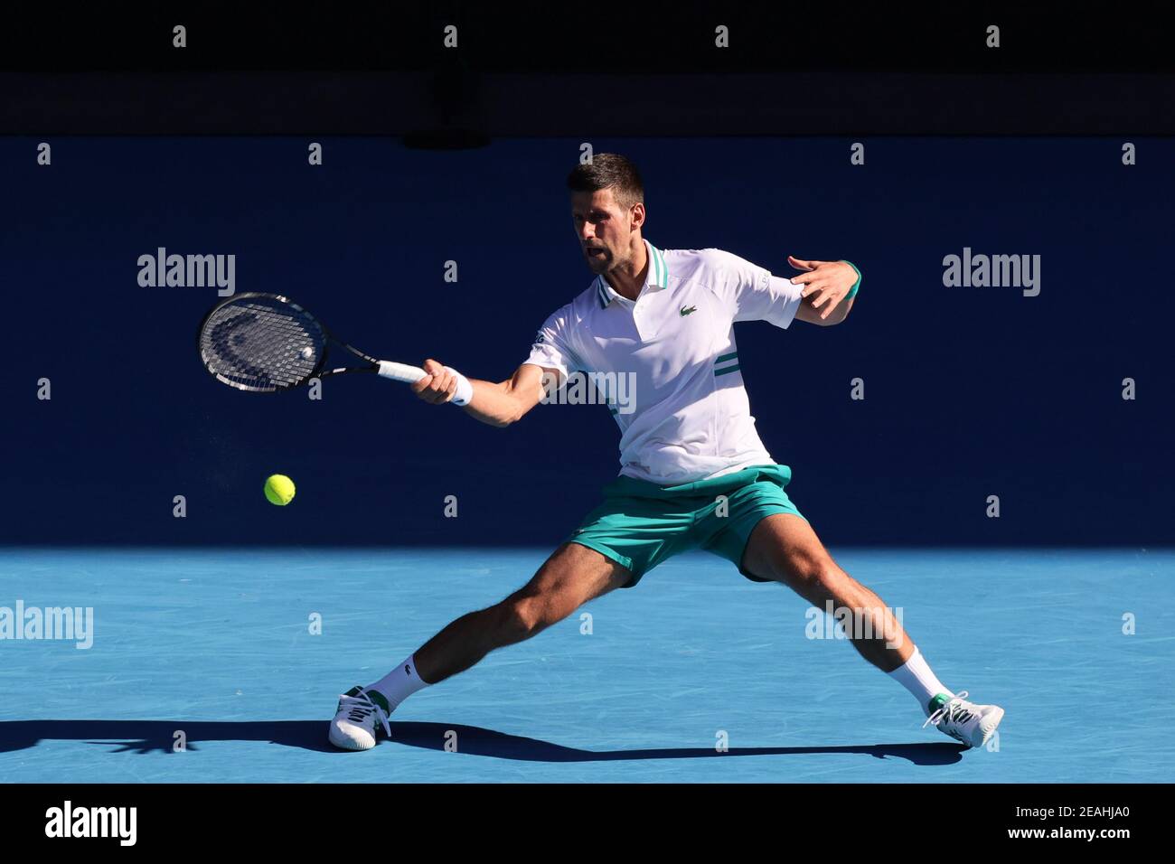 Melbourne, Australien. Februar 2021, 10th. 1st Seed Novak DJOKOVIC aus Serbien im Einsatz gegen Frances TIAFOE aus den USA in einem 2nd-Runden-Spiel am 3. Tag der Australian Open 2021 in der Rod Laver Arena in Melbourne, Australien. Sydney Low/Cal Sport Media. Kredit: csm/Alamy Live Nachrichten Stockfoto