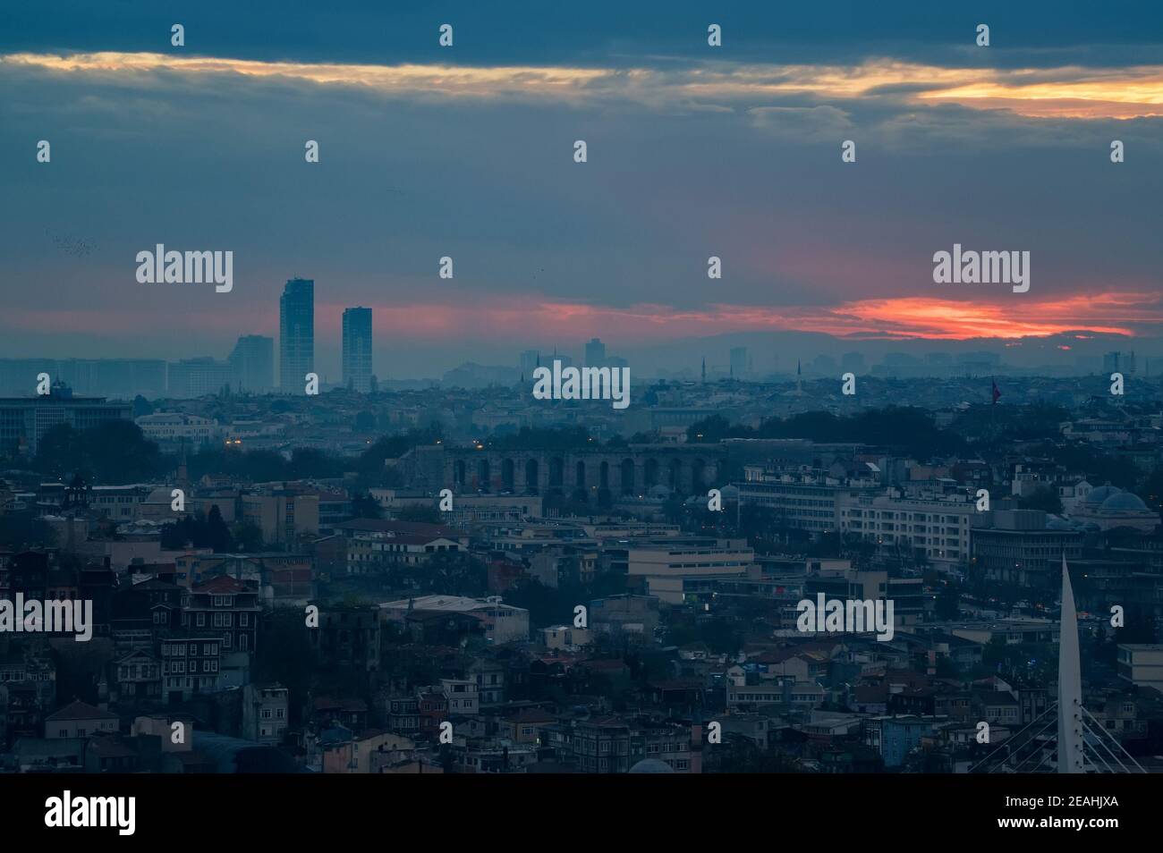 Blick auf Istanbul über die Dächer bei Nacht. Hauptsehungen von Istanbul im Herbst. Selektiver Fokus Stockfoto