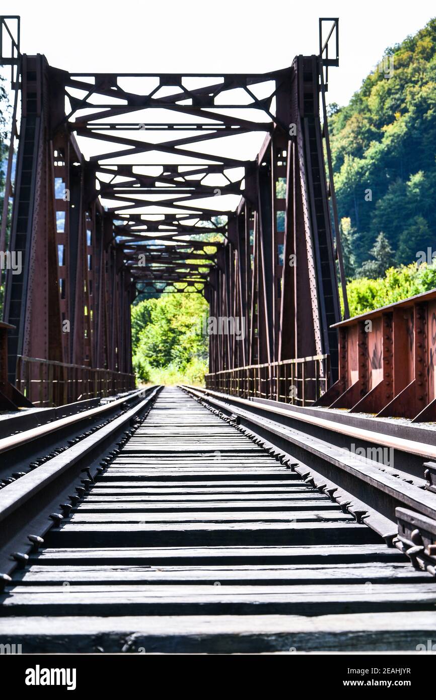 Holzeisenbahn-Zubehör: Tunnel Mit Brücke & 2 Schienen – 5-teiliges Set Für Alle Gängigen Schienensysteme