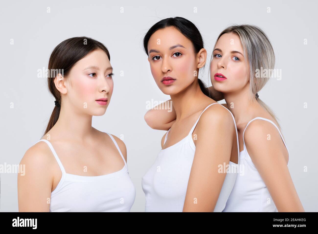 Schöne asiatische, kaukasische und afrikanische Mädchen posieren im Studio Stockfoto