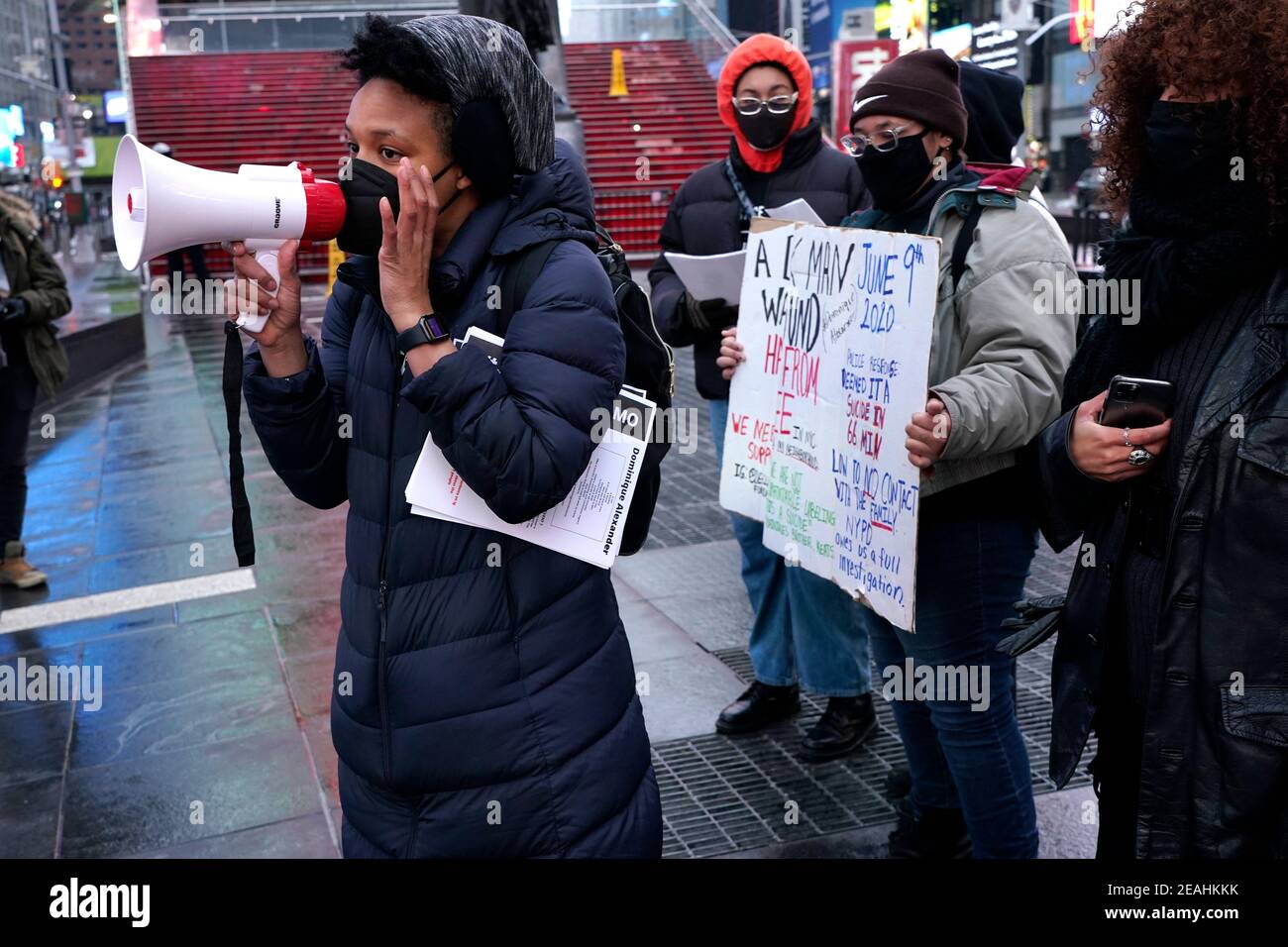 New York, Usa. Februar 2021, 09th. Ein Protestant spricht auf einem Megaphon, als sie auf den Tod von Dominique Alexander während einer Kundgebung am Times Square aufmerksam macht.die New Yorker Polizei stellte fest, dass die Todesursache von Dominique Alexander, die am 9. Juni 2020 an einem Baum im Fort Tyron Park hängend gefunden wurde, Selbstmord war. Dieser Vorfall geht auf andere Erhängungen von schwarzen Männern in Kalifornien unter verdächtigen Umständen zurück, was weitere Ermittlungen durch den US-Staatsanwalt veranlasste. Kredit: SOPA Images Limited/Alamy Live Nachrichten Stockfoto