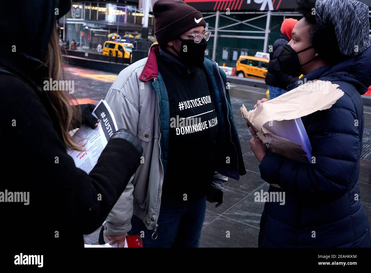 New York, Usa. Februar 2021, 09th. Demonstranten werden auf dem Times Square während einer Kundgebung für Dominique Alexander gesehen.die New Yorker Polizeibehörde stellte fest, dass die Todesursache von Dominique Alexander, der am 9. Juni 2020 an einem Baum im Fort Tyron Park hing, Selbstmord war. Dieser Vorfall geht auf andere Erhängungen von schwarzen Männern in Kalifornien unter verdächtigen Umständen zurück, was weitere Ermittlungen durch den US-Staatsanwalt veranlasste. Kredit: SOPA Images Limited/Alamy Live Nachrichten Stockfoto