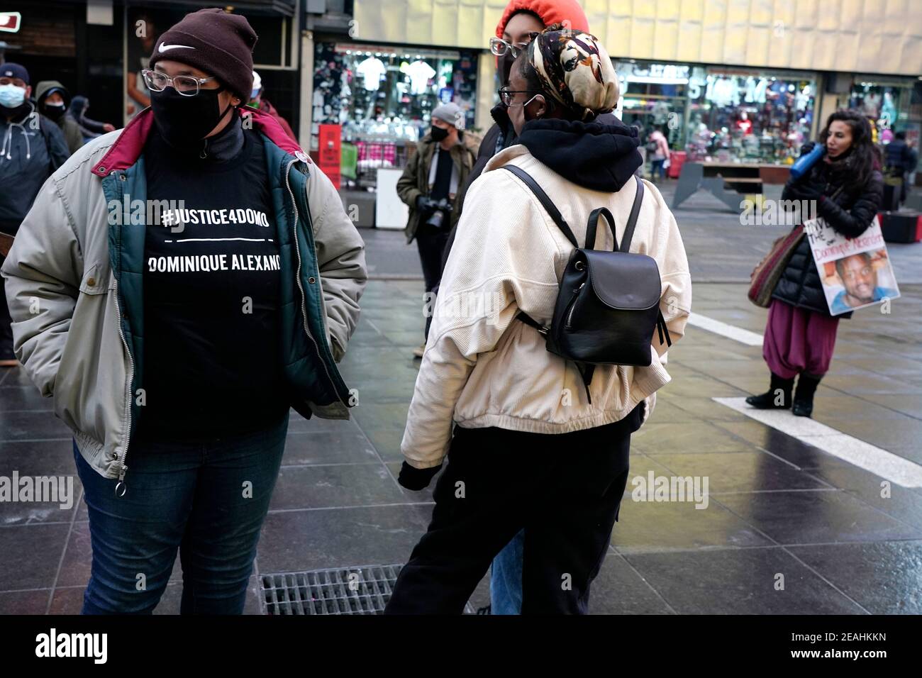 New York, Usa. Februar 2021, 09th. Demonstranten werden auf dem Times Square während einer Kundgebung für Dominique Alexander gesehen.die New Yorker Polizeibehörde stellte fest, dass die Todesursache von Dominique Alexander, der am 9. Juni 2020 an einem Baum im Fort Tyron Park hing, Selbstmord war. Dieser Vorfall geht auf andere Erhängungen von schwarzen Männern in Kalifornien unter verdächtigen Umständen zurück, was weitere Ermittlungen durch den US-Staatsanwalt veranlasste. Kredit: SOPA Images Limited/Alamy Live Nachrichten Stockfoto