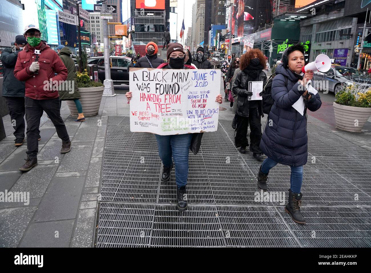 New York, Usa. Februar 2021, 09th. Ein Protestant hält ein Plakat, das auf den Tod von Dominique Alexander während einer Kundgebung am Times Square aufmerksam macht.die New Yorker Polizeibehörde stellte fest, dass die Todesursache von Dominique Alexander, die am 9. Juni 2020 im Fort Tyron Park an einem Baum hängend gefunden wurde, Selbstmord war. Dieser Vorfall geht auf andere Erhängungen von schwarzen Männern in Kalifornien unter verdächtigen Umständen zurück, was weitere Ermittlungen durch den US-Staatsanwalt veranlasste. Kredit: SOPA Images Limited/Alamy Live Nachrichten Stockfoto