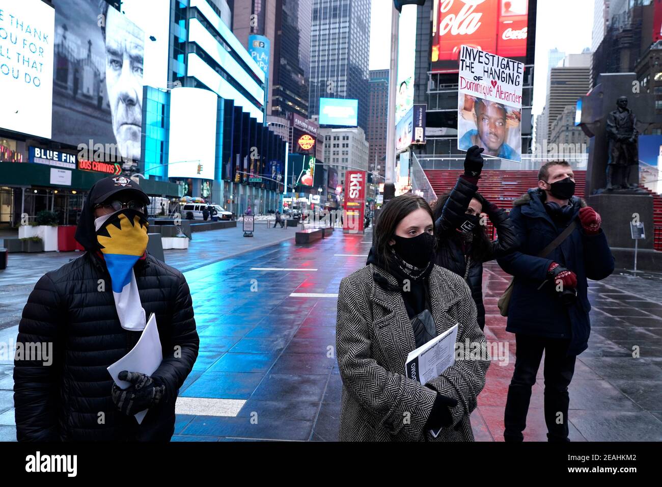 New York, Usa. Februar 2021, 09th. Ein Protestant hält ein Plakat, das auf den Tod von Dominique Alexander während einer Kundgebung am Times Square aufmerksam macht.die New Yorker Polizeibehörde stellte fest, dass die Todesursache von Dominique Alexander, die am 9. Juni 2020 im Fort Tyron Park an einem Baum hängend gefunden wurde, Selbstmord war. Dieser Vorfall geht auf andere Erhängungen von schwarzen Männern in Kalifornien unter verdächtigen Umständen zurück, was weitere Ermittlungen durch den US-Staatsanwalt veranlasste. Kredit: SOPA Images Limited/Alamy Live Nachrichten Stockfoto