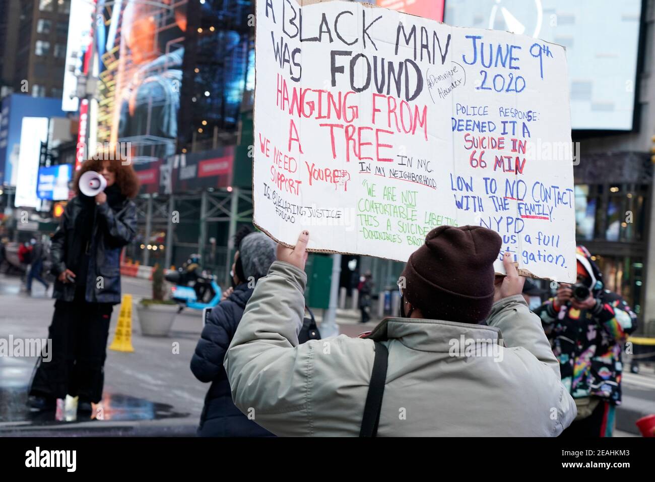 New York, Usa. Februar 2021, 09th. Ein Protestant hält ein Plakat, das auf den Tod von Dominique Alexander während einer Kundgebung am Times Square aufmerksam macht.die New Yorker Polizeibehörde stellte fest, dass die Todesursache von Dominique Alexander, die am 9. Juni 2020 im Fort Tyron Park an einem Baum hängend gefunden wurde, Selbstmord war. Dieser Vorfall geht auf andere Erhängungen von schwarzen Männern in Kalifornien unter verdächtigen Umständen zurück, was weitere Ermittlungen durch den US-Staatsanwalt veranlasste. Kredit: SOPA Images Limited/Alamy Live Nachrichten Stockfoto