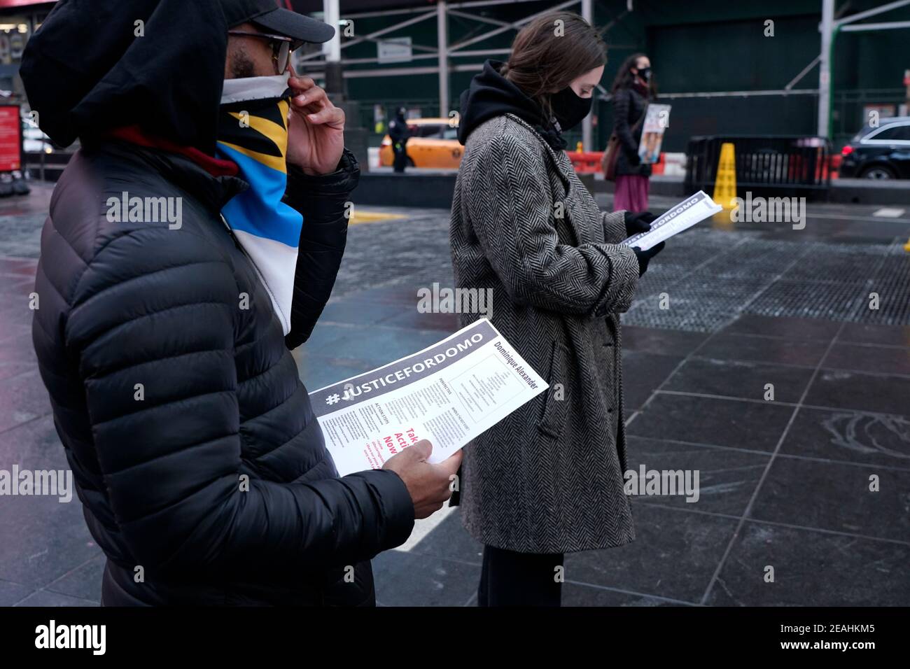 New York, Usa. Februar 2021, 09th. Demonstranten werden auf dem Times Square während einer Kundgebung für Dominique Alexander gesehen.die New Yorker Polizeibehörde stellte fest, dass die Todesursache von Dominique Alexander, der am 9. Juni 2020 an einem Baum im Fort Tyron Park hing, Selbstmord war. Dieser Vorfall geht auf andere Erhängungen von schwarzen Männern in Kalifornien unter verdächtigen Umständen zurück, was weitere Ermittlungen durch den US-Staatsanwalt veranlasste. Kredit: SOPA Images Limited/Alamy Live Nachrichten Stockfoto