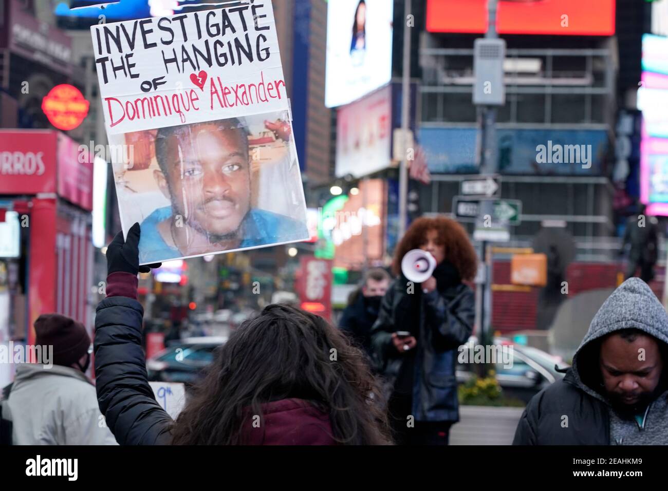 New York, Usa. Februar 2021, 09th. Ein Protestant hält ein Plakat, das auf den Tod von Dominique Alexander während einer Kundgebung am Times Square aufmerksam macht.die New Yorker Polizeibehörde stellte fest, dass die Todesursache von Dominique Alexander, die am 9. Juni 2020 im Fort Tyron Park an einem Baum hängend gefunden wurde, Selbstmord war. Dieser Vorfall geht auf andere Erhängungen von schwarzen Männern in Kalifornien unter verdächtigen Umständen zurück, was weitere Ermittlungen durch den US-Staatsanwalt veranlasste. Kredit: SOPA Images Limited/Alamy Live Nachrichten Stockfoto