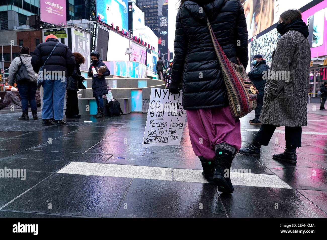 New York, Usa. Februar 2021, 09th. Ein Protestant hält ein Plakat, das auf den Tod von Dominique Alexander während einer Kundgebung am Times Square aufmerksam macht.die New Yorker Polizeibehörde stellte fest, dass die Todesursache von Dominique Alexander, die am 9. Juni 2020 im Fort Tyron Park an einem Baum hängend gefunden wurde, Selbstmord war. Dieser Vorfall geht auf andere Erhängungen von schwarzen Männern in Kalifornien unter verdächtigen Umständen zurück, was weitere Ermittlungen durch den US-Staatsanwalt veranlasste. Kredit: SOPA Images Limited/Alamy Live Nachrichten Stockfoto