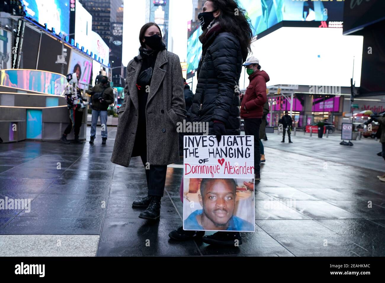 New York, Usa. Februar 2021, 09th. Ein Protestant hält ein Plakat, das auf den Tod von Dominique Alexander während einer Kundgebung am Times Square aufmerksam macht.die New Yorker Polizeibehörde stellte fest, dass die Todesursache von Dominique Alexander, die am 9. Juni 2020 im Fort Tyron Park an einem Baum hängend gefunden wurde, Selbstmord war. Dieser Vorfall geht auf andere Erhängungen von schwarzen Männern in Kalifornien unter verdächtigen Umständen zurück, was weitere Ermittlungen durch den US-Staatsanwalt veranlasste. Kredit: SOPA Images Limited/Alamy Live Nachrichten Stockfoto