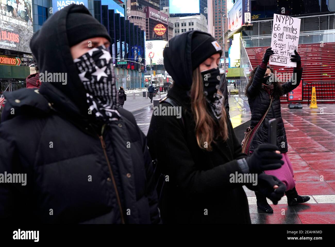 New York, Usa. Februar 2021, 09th. Ein Protestant hält ein Plakat, das auf den Tod von Dominique Alexander während einer Kundgebung am Times Square aufmerksam macht.die New Yorker Polizeibehörde stellte fest, dass die Todesursache von Dominique Alexander, die am 9. Juni 2020 im Fort Tyron Park an einem Baum hängend gefunden wurde, Selbstmord war. Dieser Vorfall geht auf andere Erhängungen von schwarzen Männern in Kalifornien unter verdächtigen Umständen zurück, was weitere Ermittlungen durch den US-Staatsanwalt veranlasste. Kredit: SOPA Images Limited/Alamy Live Nachrichten Stockfoto