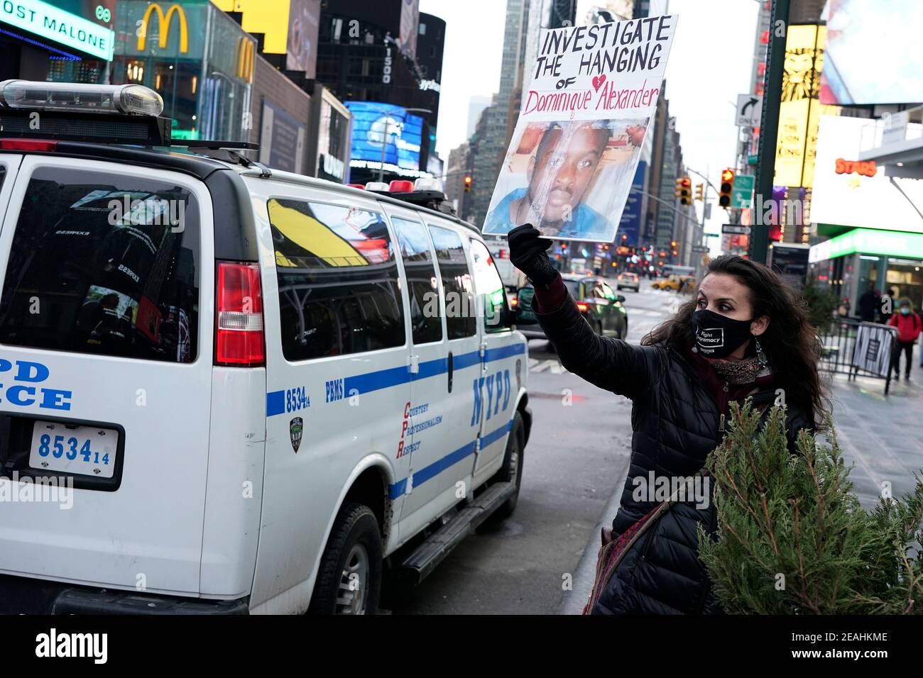 New York, Usa. Februar 2021, 09th. Ein Protestant hält ein Plakat, das auf den Tod von Dominique Alexander während einer Kundgebung am Times Square aufmerksam macht.die New Yorker Polizeibehörde stellte fest, dass die Todesursache von Dominique Alexander, die am 9. Juni 2020 im Fort Tyron Park an einem Baum hängend gefunden wurde, Selbstmord war. Dieser Vorfall geht auf andere Erhängungen von schwarzen Männern in Kalifornien unter verdächtigen Umständen zurück, was weitere Ermittlungen durch den US-Staatsanwalt veranlasste. Kredit: SOPA Images Limited/Alamy Live Nachrichten Stockfoto