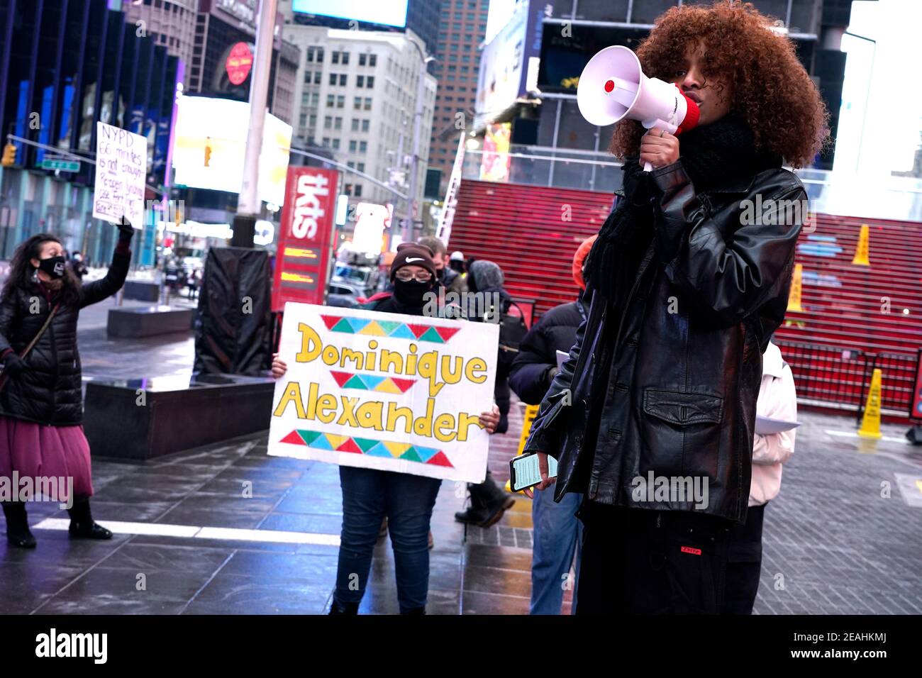 New York, Usa. Februar 2021, 09th. Ein Protestant hält ein Plakat, das auf den Tod von Dominique Alexander während einer Kundgebung am Times Square aufmerksam macht.die New Yorker Polizeibehörde stellte fest, dass die Todesursache von Dominique Alexander, die am 9. Juni 2020 im Fort Tyron Park an einem Baum hängend gefunden wurde, Selbstmord war. Dieser Vorfall geht auf andere Erhängungen von schwarzen Männern in Kalifornien unter verdächtigen Umständen zurück, was weitere Ermittlungen durch den US-Staatsanwalt veranlasste. Kredit: SOPA Images Limited/Alamy Live Nachrichten Stockfoto