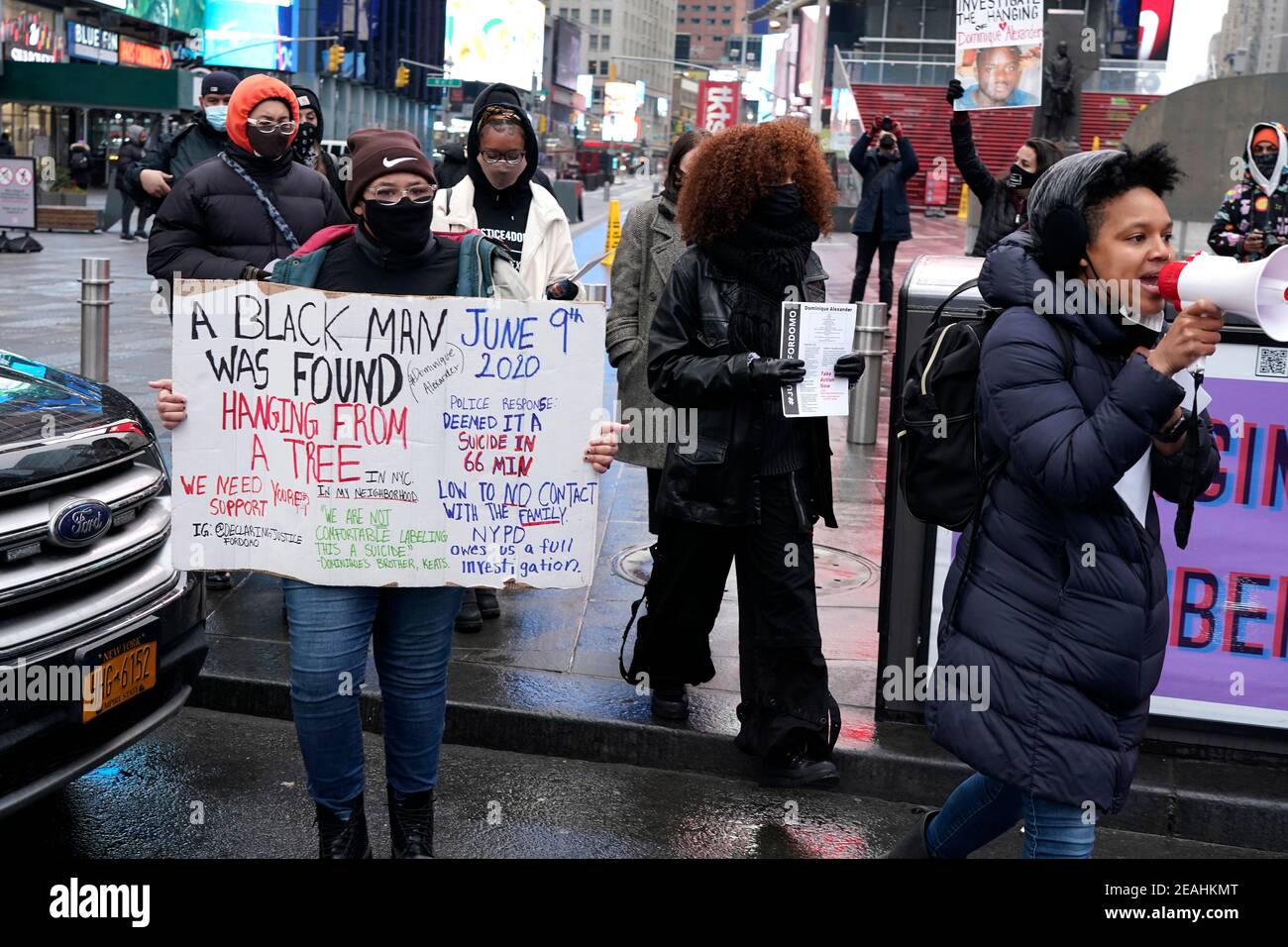 New York, Usa. Februar 2021, 09th. Ein Protestant hält ein Plakat, das auf den Tod von Dominique Alexander während einer Kundgebung am Times Square aufmerksam macht.die New Yorker Polizeibehörde stellte fest, dass die Todesursache von Dominique Alexander, die am 9. Juni 2020 im Fort Tyron Park an einem Baum hängend gefunden wurde, Selbstmord war. Dieser Vorfall geht auf andere Erhängungen von schwarzen Männern in Kalifornien unter verdächtigen Umständen zurück, was weitere Ermittlungen durch den US-Staatsanwalt veranlasste. Kredit: SOPA Images Limited/Alamy Live Nachrichten Stockfoto