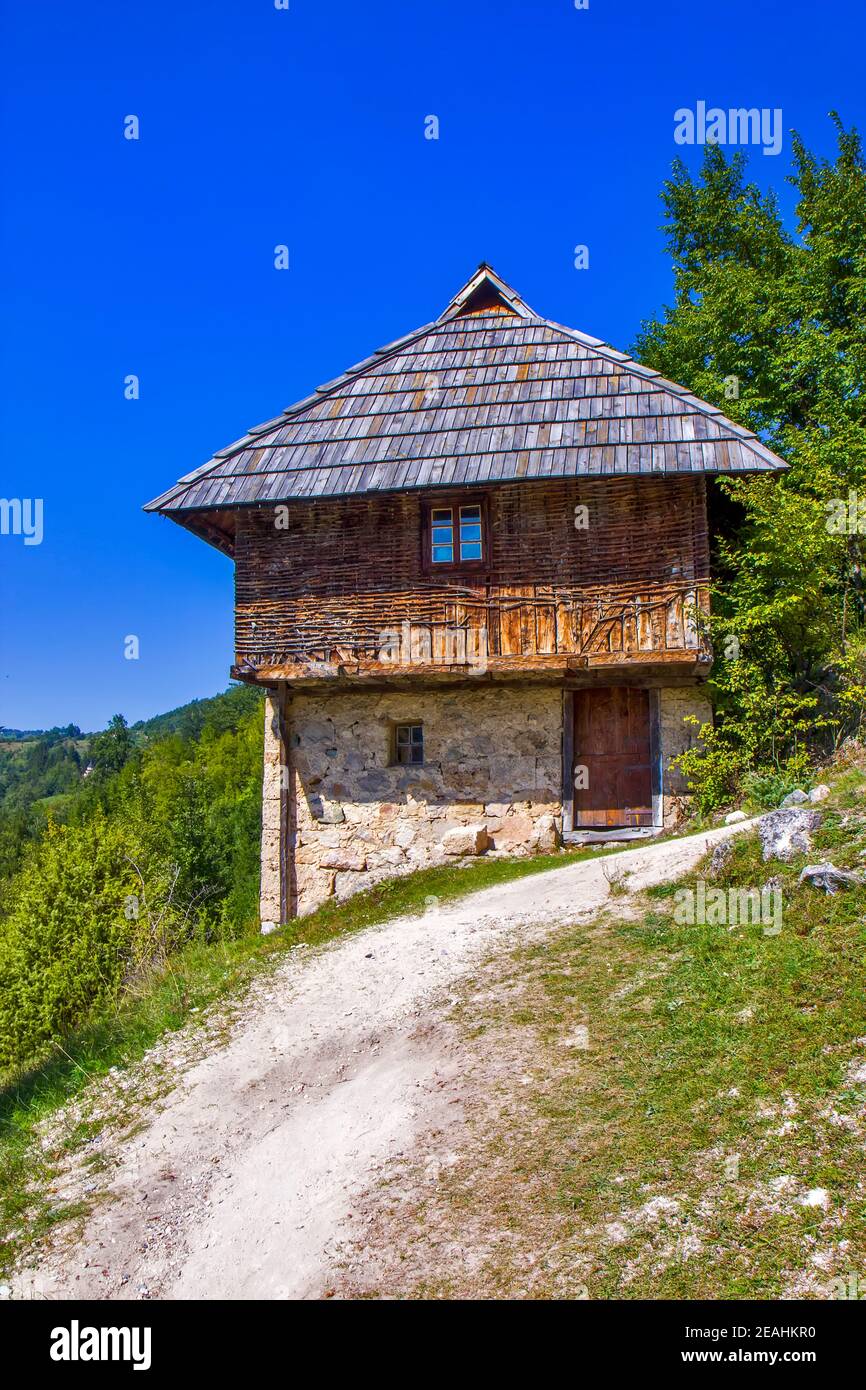 Altes traditionelles Holzhaus in Serbien in der Nähe von Nova Varos Stockfoto