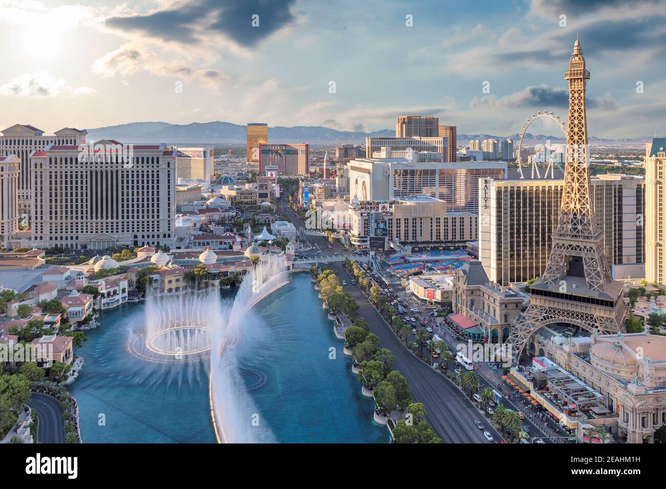 Las Vegas Strip bei Sonnenuntergang in Las Vegas, Nevada, USA Stockfoto