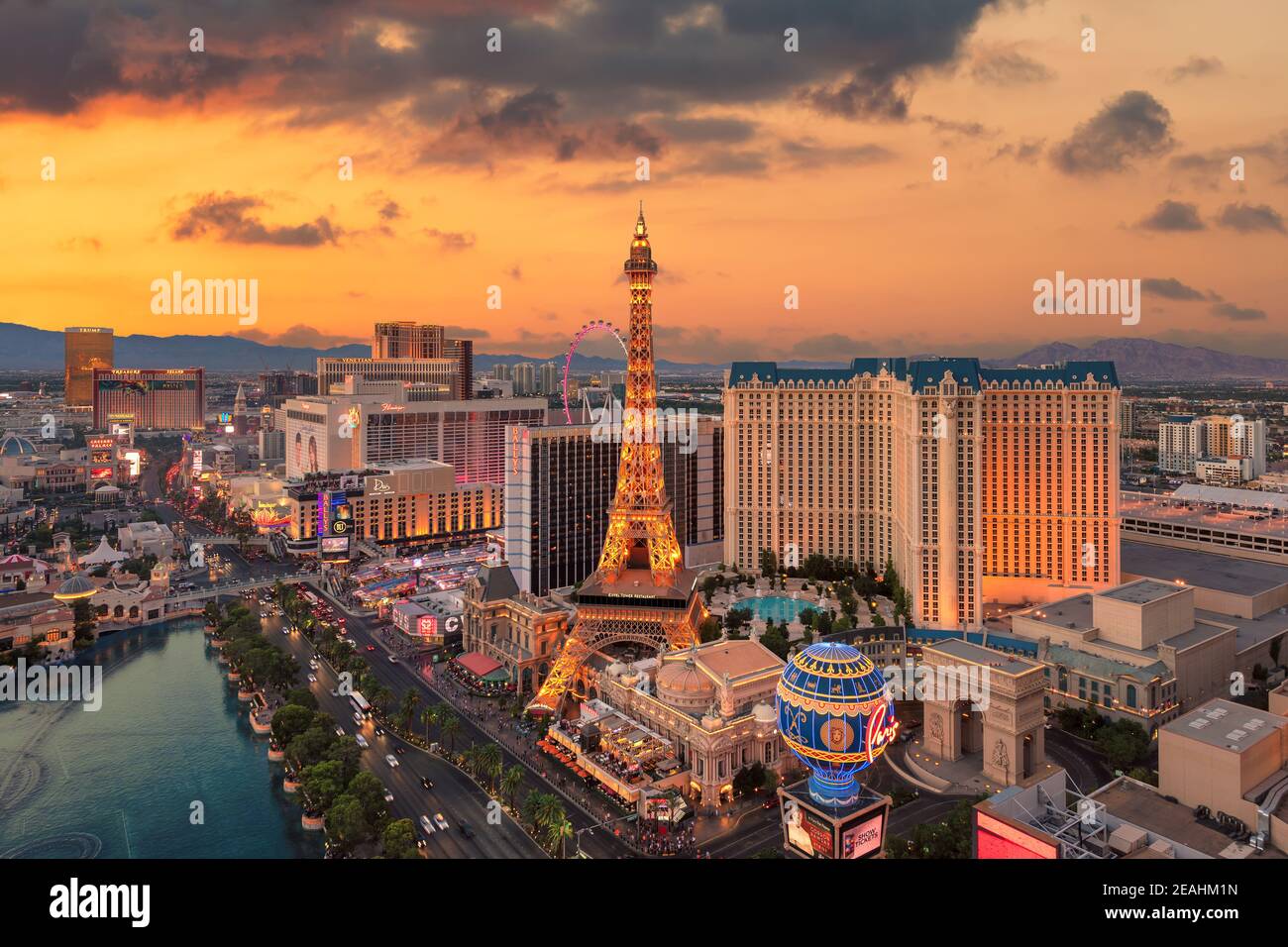 Luftaufnahme des Las Vegas Strip bei Sonnenuntergang in Las Vegas, Nevada, USA Stockfoto