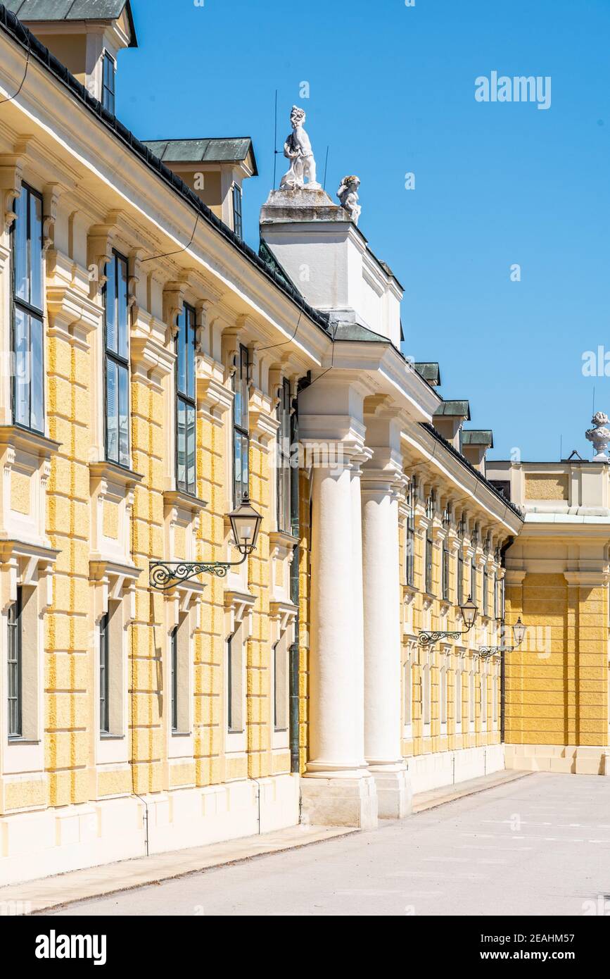 WIEN, ÖSTERREICH - 23. JULI 2019: Schloss Schönbrunn - Deutsch: Schloss Schönbrunn. Architektonisches Detail der gelben Fassade Stockfoto