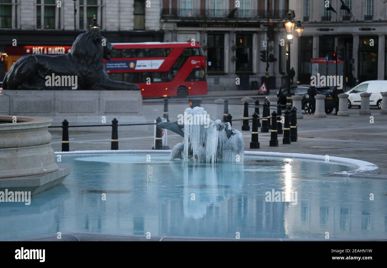 London, England, Großbritannien. Februar 2021, 10th. Eis wird auf einer Statue im Trafalgar Square in London gebildet, wo der Sturm Darcy die Temperaturen unter Null senkte. Kredit: Tayfun Salci/ZUMA Wire/Alamy Live Nachrichten Stockfoto