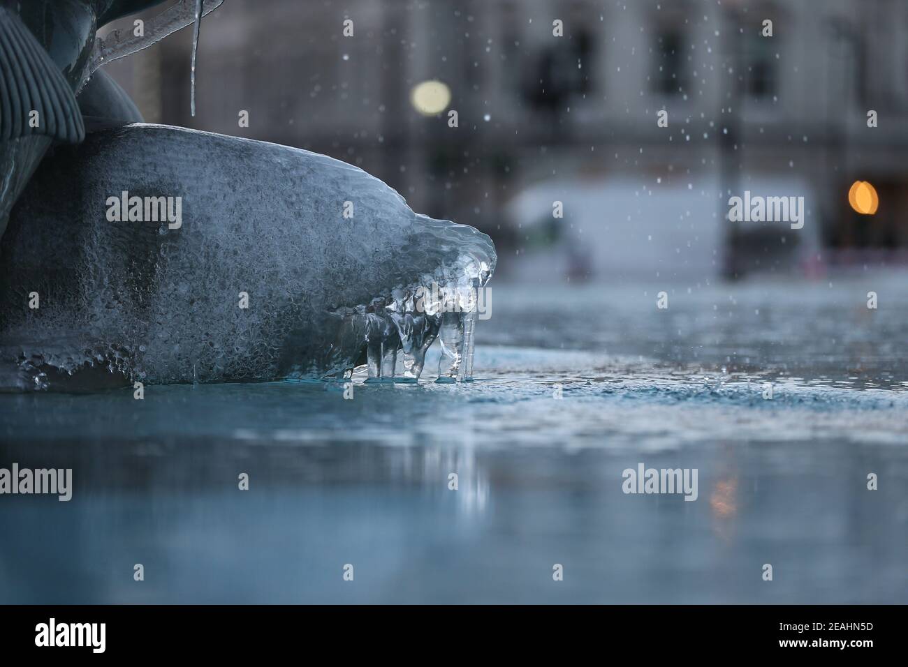 London, England, Großbritannien. Februar 2021, 10th. Eis wird auf einer Statue im Trafalgar Square in London gebildet, wo der Sturm Darcy die Temperaturen unter Null senkte. Kredit: Tayfun Salci/ZUMA Wire/Alamy Live Nachrichten Stockfoto