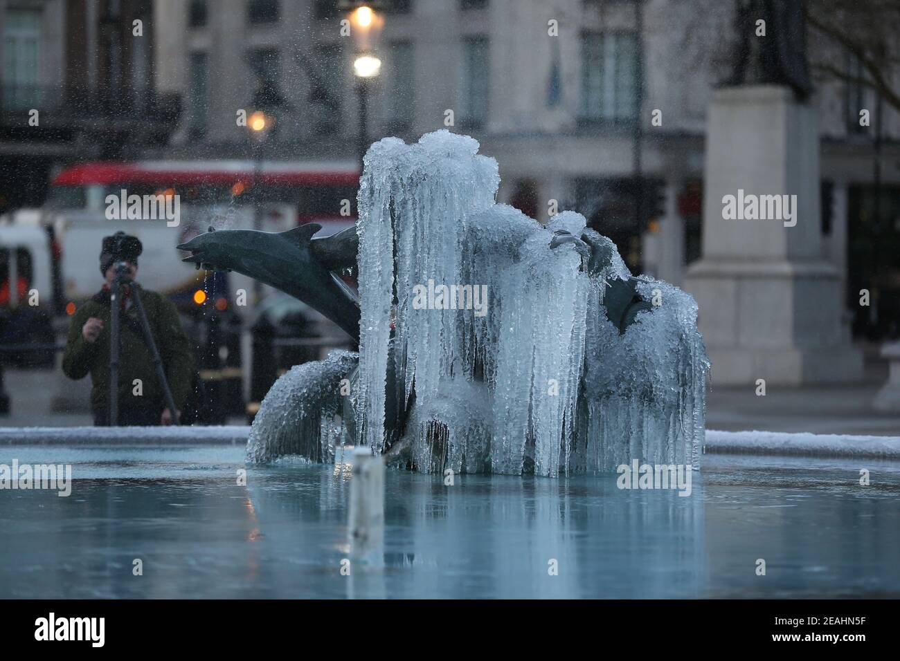 London, England, Großbritannien. Februar 2021, 10th. Eis wird auf einer Statue im Trafalgar Square in London gebildet, wo der Sturm Darcy die Temperaturen unter Null senkte. Kredit: Tayfun Salci/ZUMA Wire/Alamy Live Nachrichten Stockfoto
