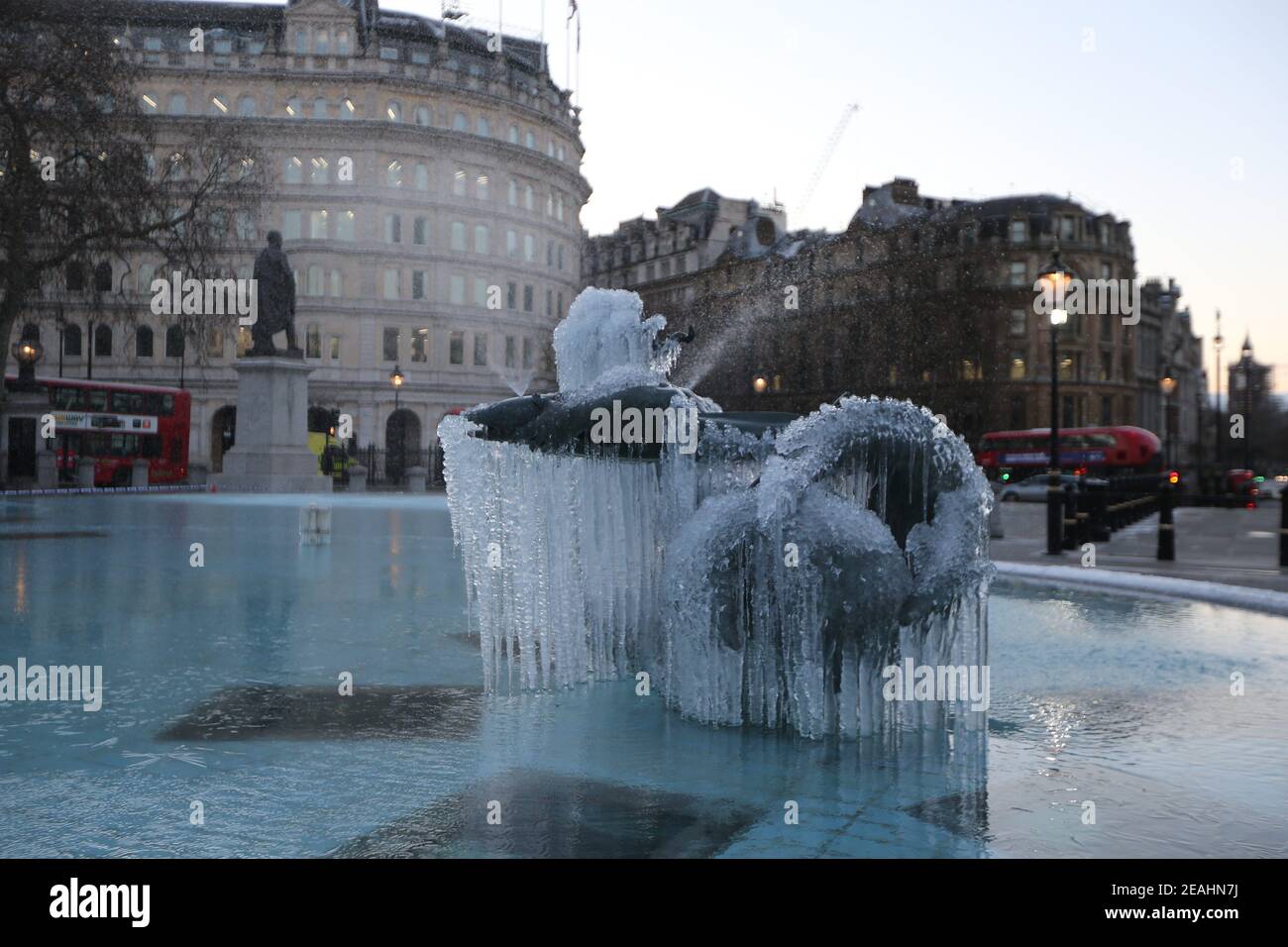 London, England, Großbritannien. Februar 2021, 10th. Eis wird auf einer Statue im Trafalgar Square in London gebildet, wo der Sturm Darcy die Temperaturen unter Null senkte. Kredit: Tayfun Salci/ZUMA Wire/Alamy Live Nachrichten Stockfoto