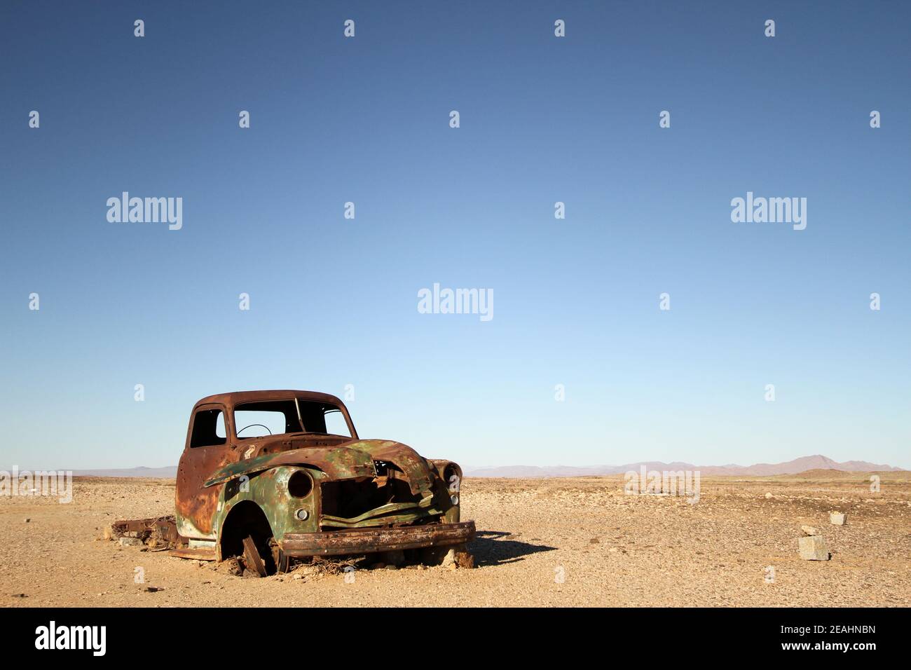 Ein rostiger alter verlassener LKW in der Mitte des Namibische Wüste Stockfoto