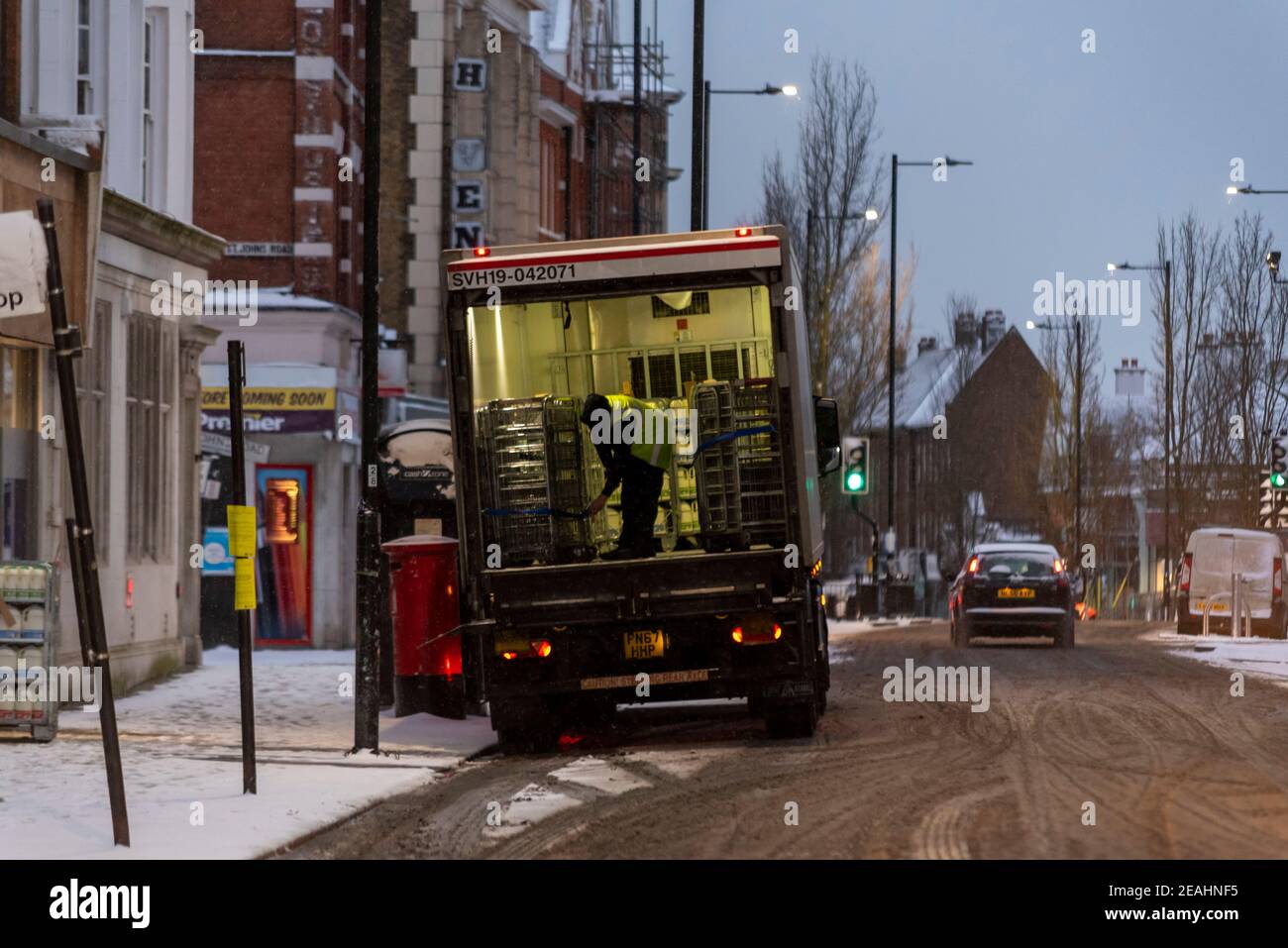 Lebensmittelgeschäft Lieferung in den frühen Morgenstunden für Co-op Supermarkt in Hamlet Court Road, Westcliff on Sea, Essex, UK, mit Schnee von Storm Darcy. Schlüsselarbeiter Stockfoto