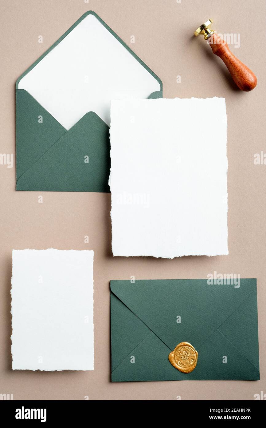 Hochzeit Einladungskarten Mockups, grüne Umschläge und Wachs Siegel Stempel Draufsicht. Elegantes Hochzeitspapier-Set. Stockfoto