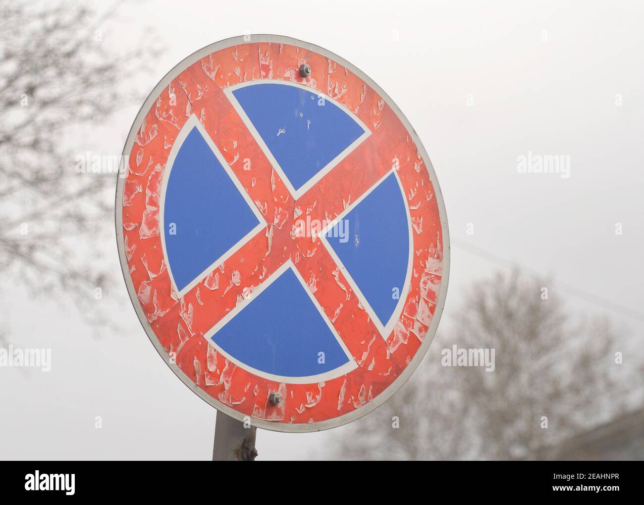 Verkehrszeichen Blick gegen den Himmel. Straßenschild. Stockfoto