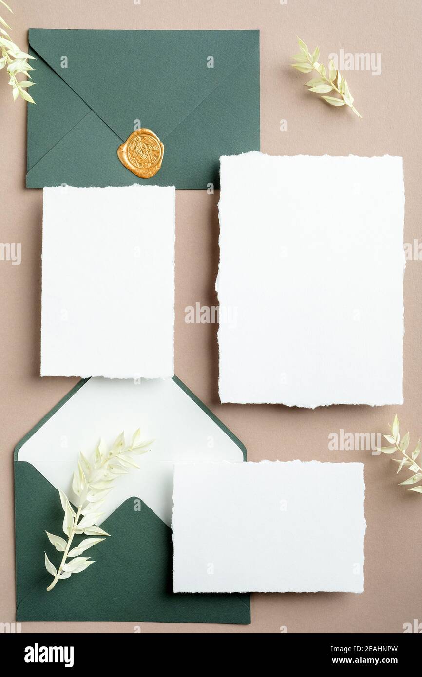 Set von Hochzeitseinladungskarten und Details Draufsicht. Vintage-Style. Stockfoto