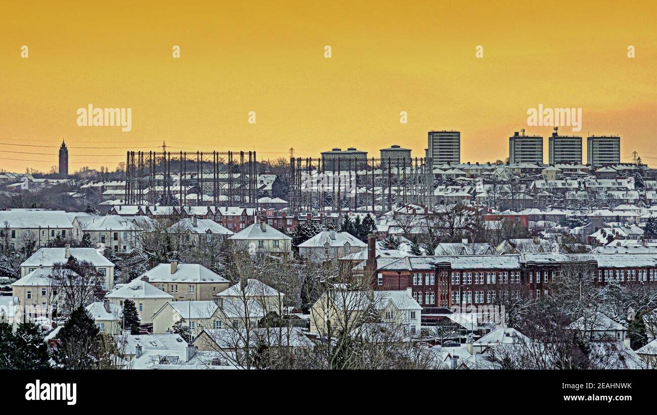 Glasgow, Schottland, Großbritannien. 10th Februar, 2021, UK Wetter: Kaltstart sah über Nacht Schnee fallen stark und das westliche Ende der Stadt kann sich auf einen kalten sonnigen Tag freuen. Quelle: Gerard Ferry/Alamy Live News Stockfoto