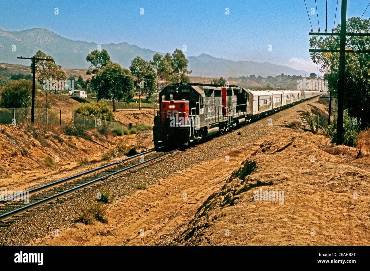 Die Ringling Bros und Barnum und Bailey Circus Zug im ländlichen USA im Jahr 1972. Sie wurde ‘The Greatest Show on Earth’ genannt. Die Züge wurden erstmals im Jahr 1872 eingesetzt und dieser Zug wird von zwei Southern Pacific GP35 Diesellokomotiven gezogen. Die Züge dehnten sich über eine Meile lang aus. Dieses Bild ist von einem alten amerikanischen Amateur Kodak 35mm Farbtransparenz. Stockfoto