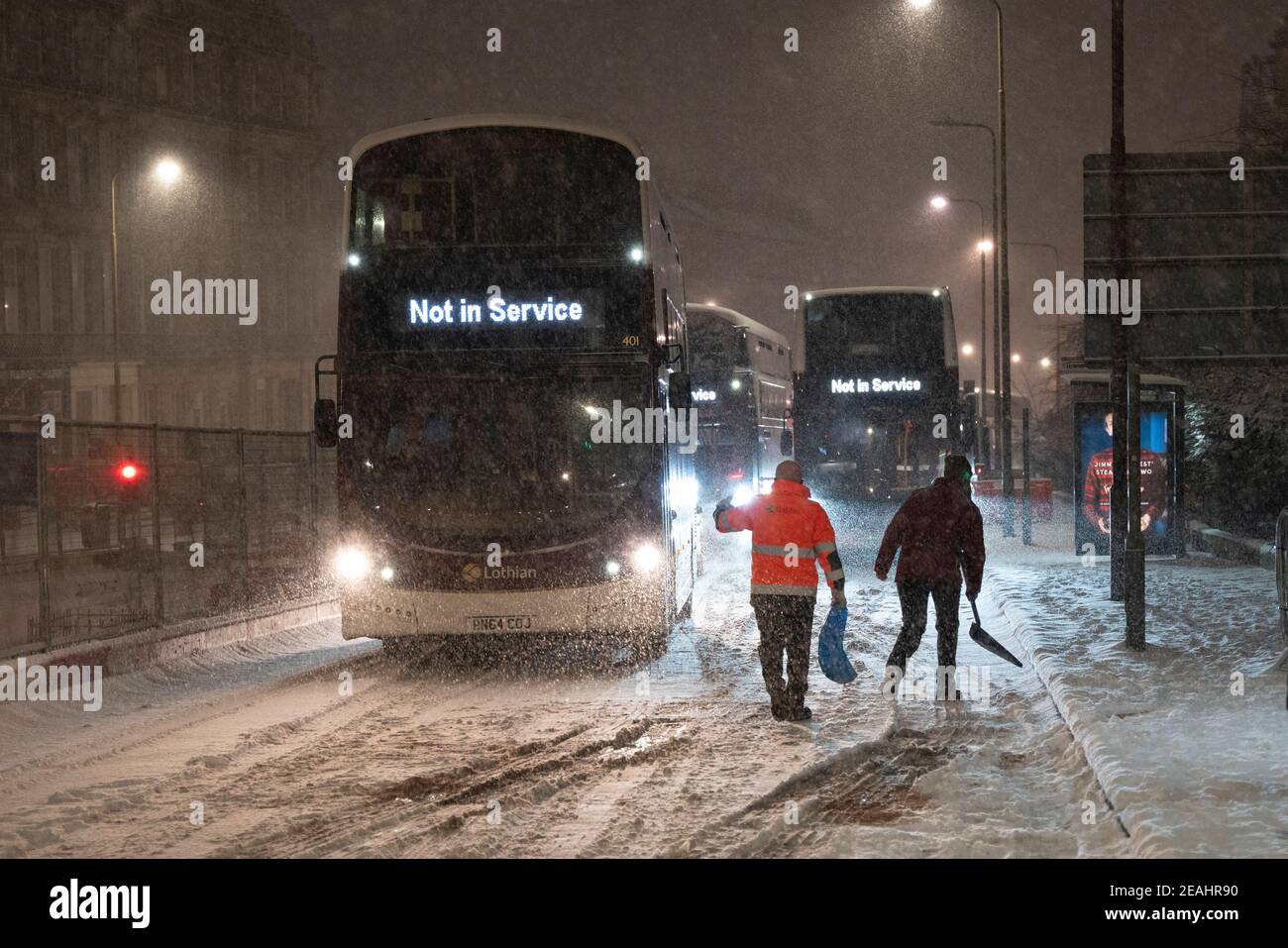 Edinburgh, Schottland, Großbritannien. Februar 2021, 10. In Großbritannien setzt sich der große Frost fort, und der schwere Schnee über Nacht und Morgen bringt den Verkehr auf vielen Straßen im Stadtzentrum zum Stillstand. Bild: Lothian-Busse halten am Leith Walk um 6am Uhr. Iain Masterton/Alamy Live Nachrichten Stockfoto