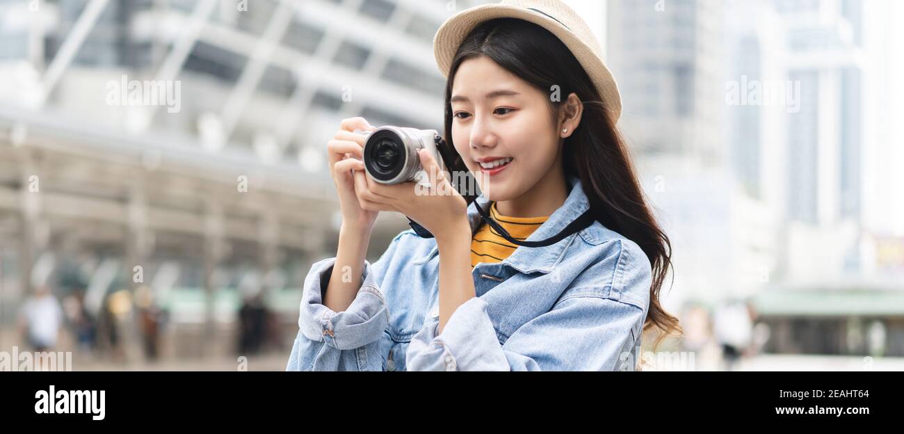 Junge hübsche asiatische Frau Tourist solo reisen und fotografieren Mit Kamera im Bangkok City Banner Hintergrund Stockfoto