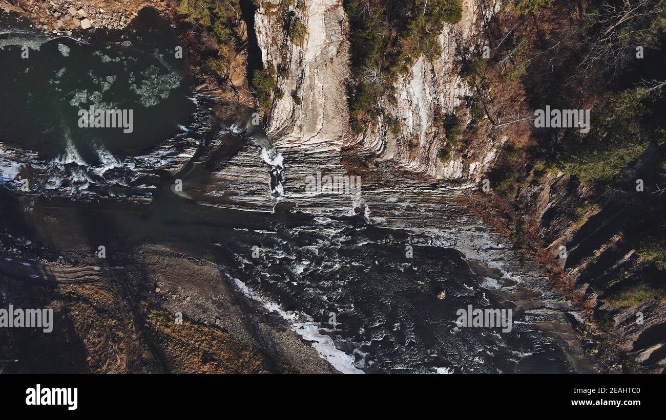 Luftaufnahme Herbst Berg Fluss Stockfoto