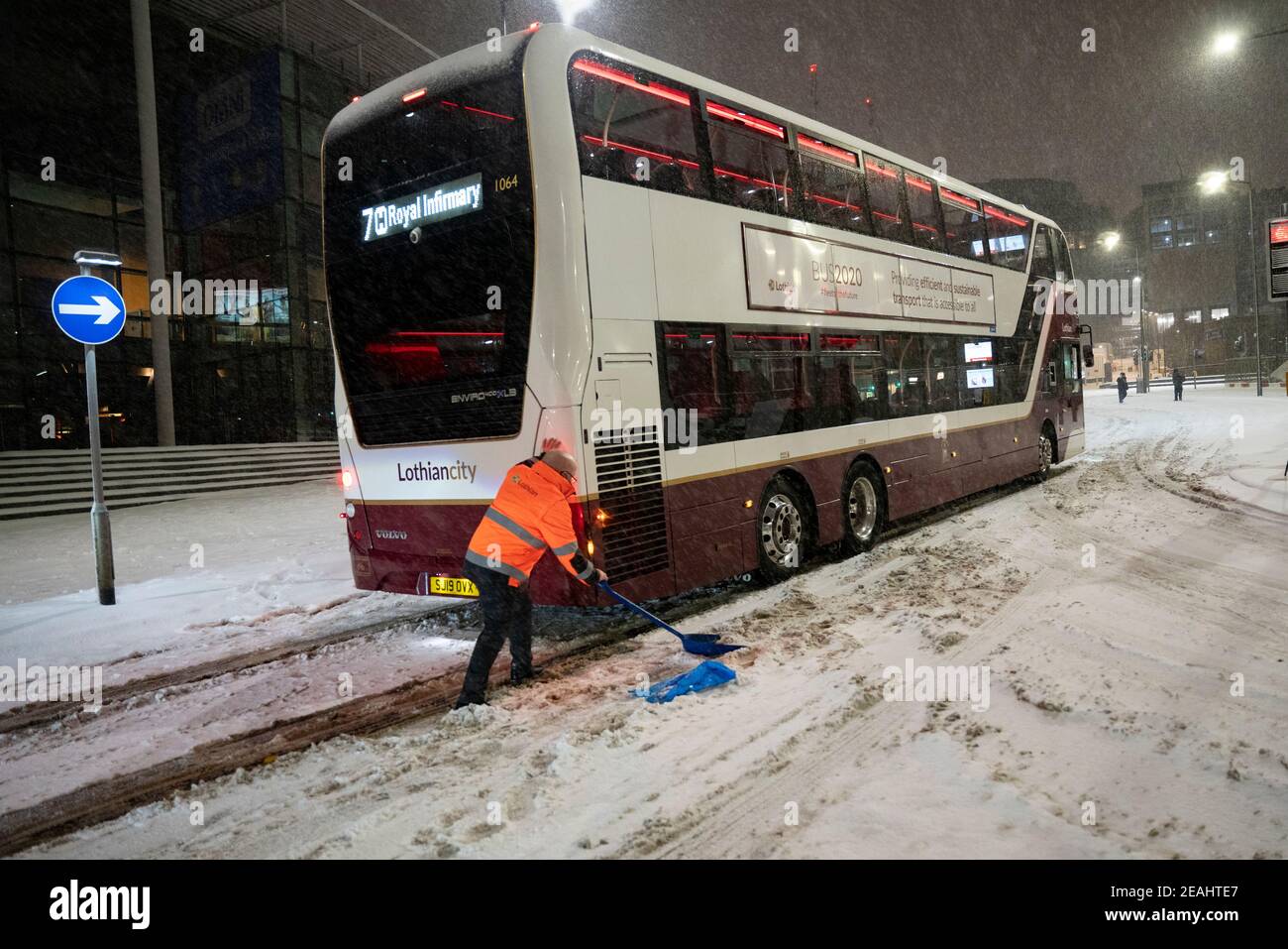 Edinburgh, Schottland, Großbritannien. Februar 2021, 10. In Großbritannien setzt sich der große Frost fort, und der schwere Schnee über Nacht und Morgen bringt den Verkehr auf vielen Straßen im Stadtzentrum zum Stillstand. PIC; Lothian Busse stecken auf Leith Walk bei 6am. Iain Masterton/Alamy Live Nachrichten Stockfoto