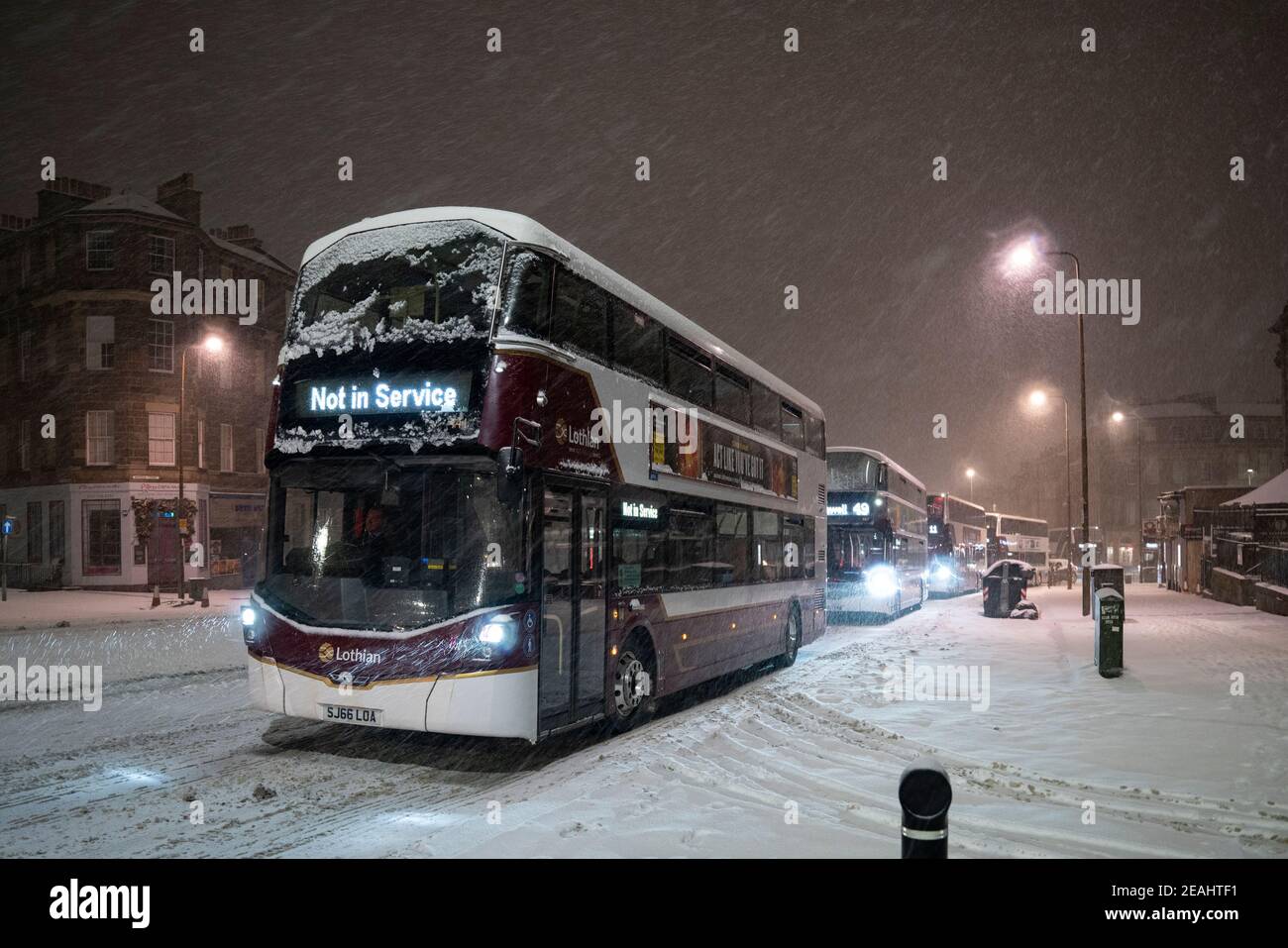 Edinburgh, Schottland, Großbritannien. Februar 2021, 10. In Großbritannien setzt sich der große Frost fort, und der schwere Schnee über Nacht und Morgen bringt den Verkehr auf vielen Straßen im Stadtzentrum zum Stillstand. Bild: Lothian Busse kämpfen auf Leith Walk um 6am Uhr. Iain Masterton/Alamy Live Nachrichten Stockfoto