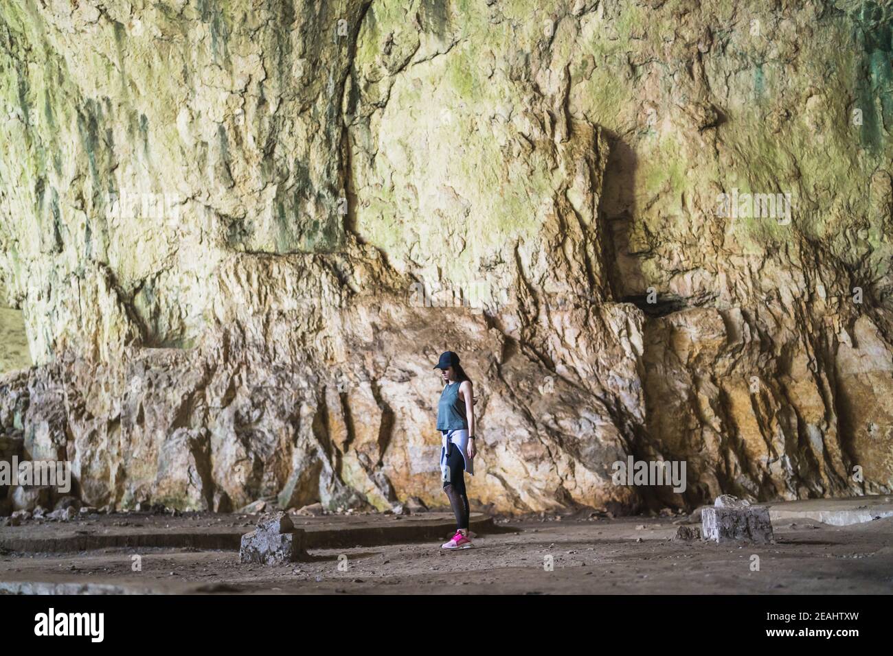 Frauen reisen Entdeckungsreise eine devetashka Höhle in der Nähe von lovech Stockfoto