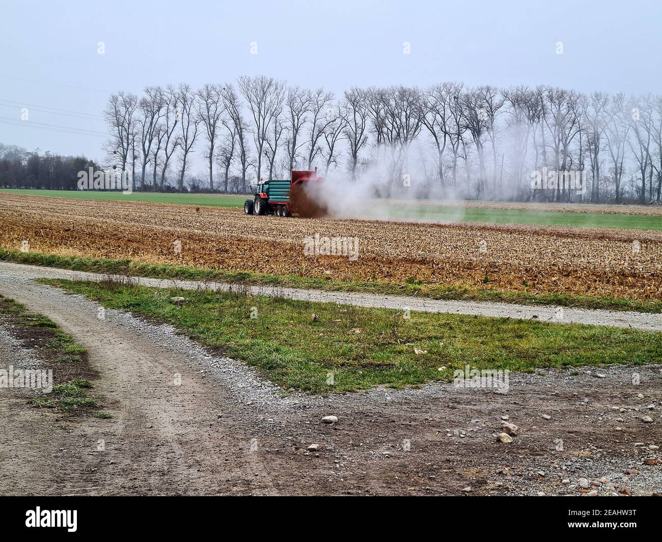 REISENBERG, ÖSTERREICH - 27. NOVEMBER 2019: Unidentifizierter Landwirt auf Traktor durch landwirtschaftliche Feldarbeit, Versprühen von Gülle auf einem Feld in Niederösterreich Stockfoto