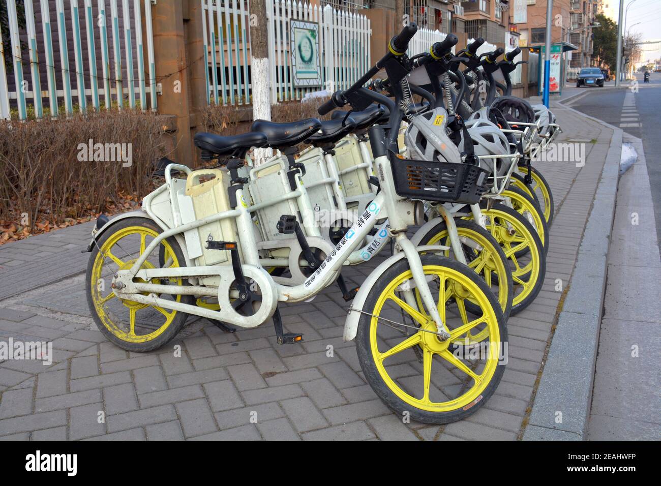 Chinesische elektrische Leihräder auf der Straße in Jiaxing, Zhejiang. Kommen Sie komplett mit Schutzhelm, scannen Sie einfach den Barcode zu aktivieren und weg Sie gehen. Stockfoto